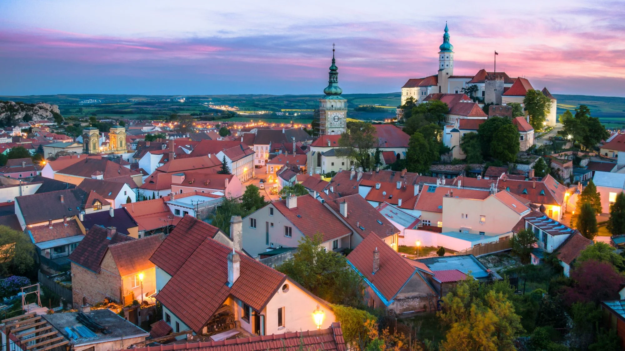 Historické centrum Mikulova s večerním osvětlením a zámkem