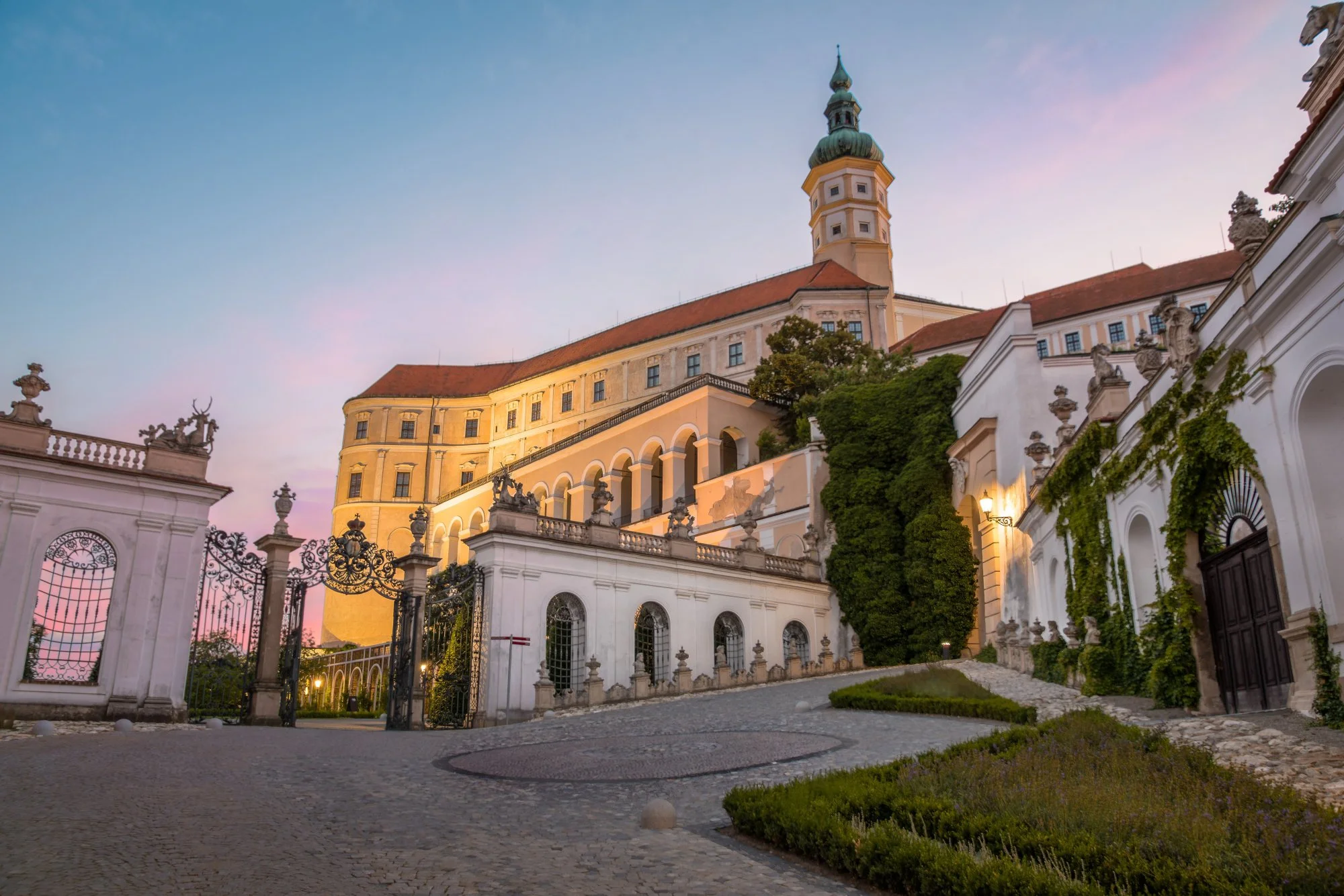 Mikulovský zámek při západu slunce - vstupní brána s bohatou architekturou