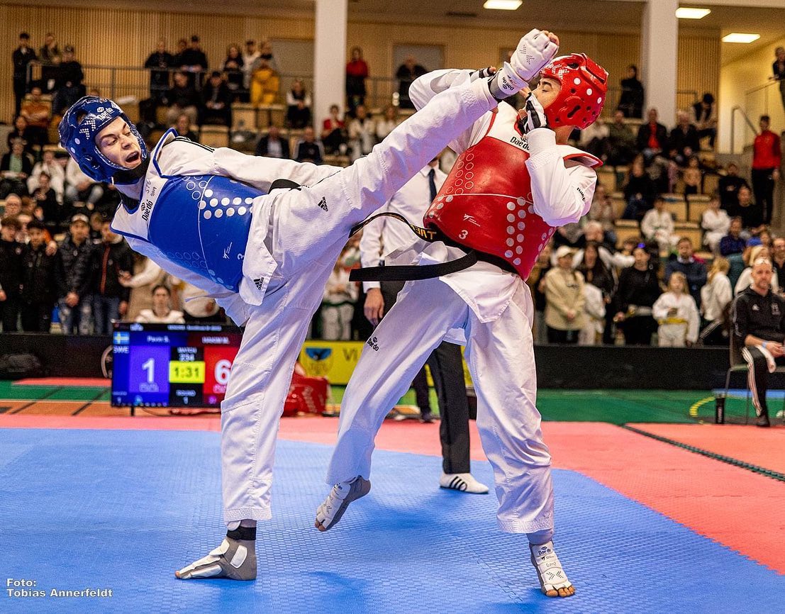 Taekwondo tävling – Simon i kamp