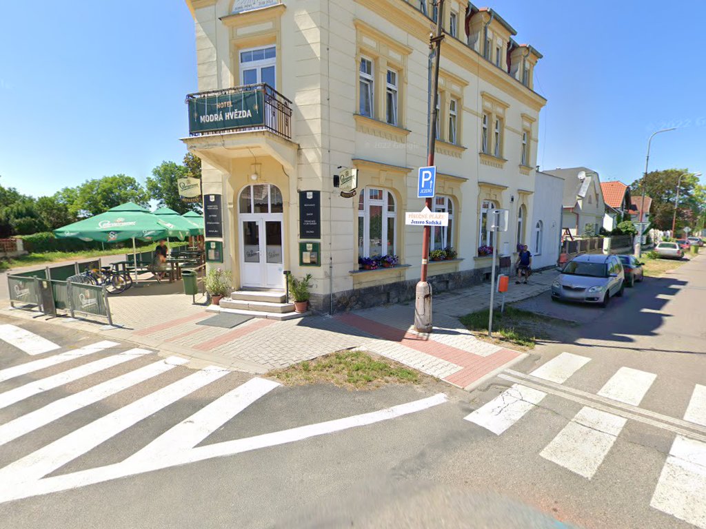 Budova hotelu Modrá hvězda v Sadské se zahrádkou