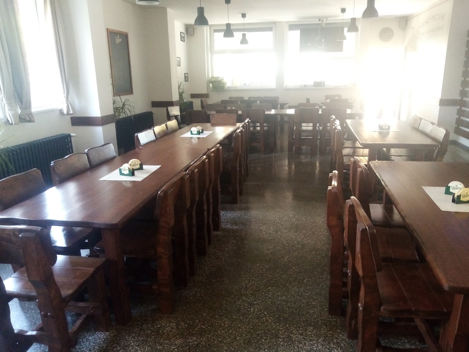 Prostorná restaurace se stoly v Nové hospodě