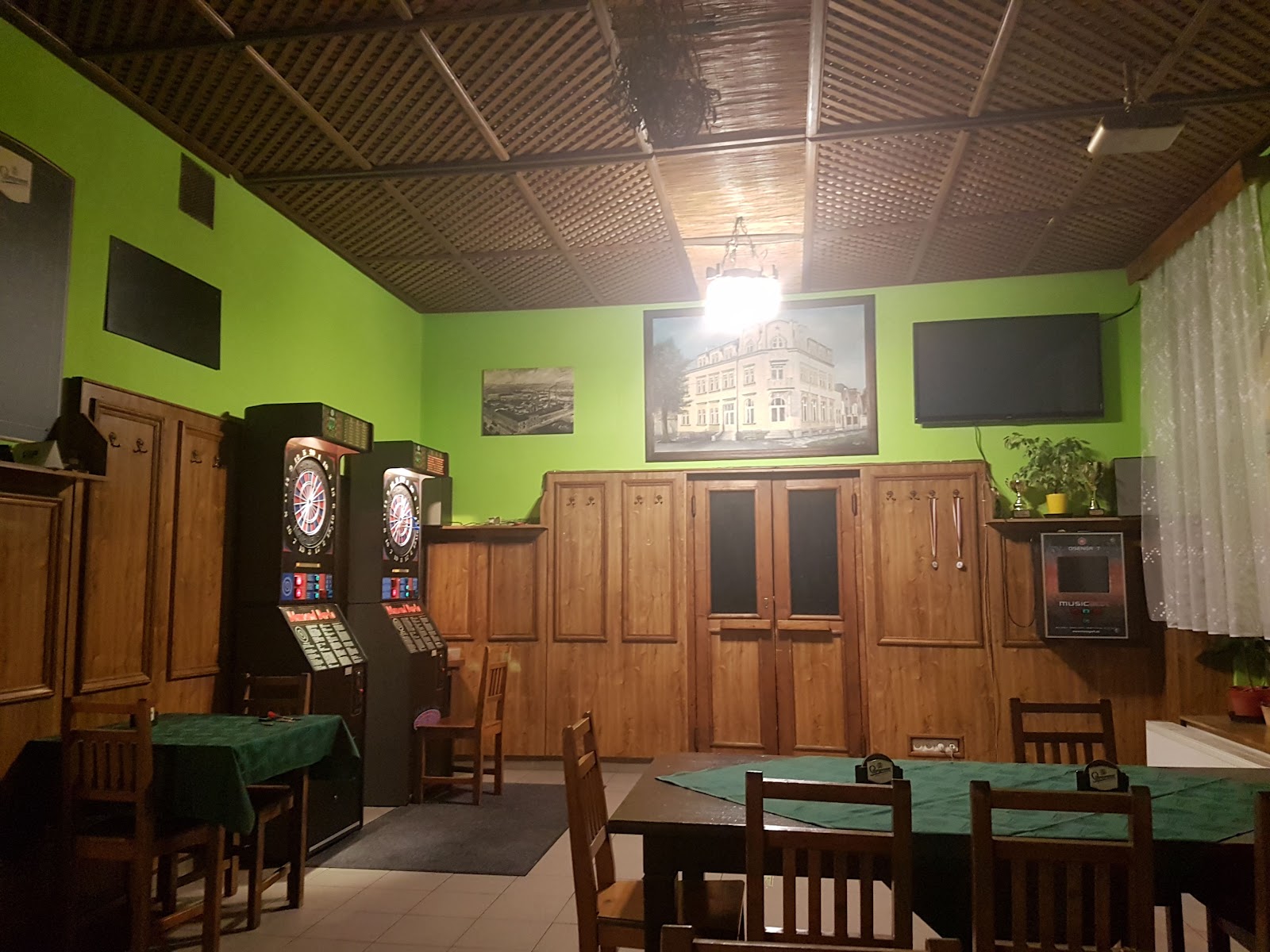 Interiér restaurace Modrá hvězda se šipkami a herními automaty