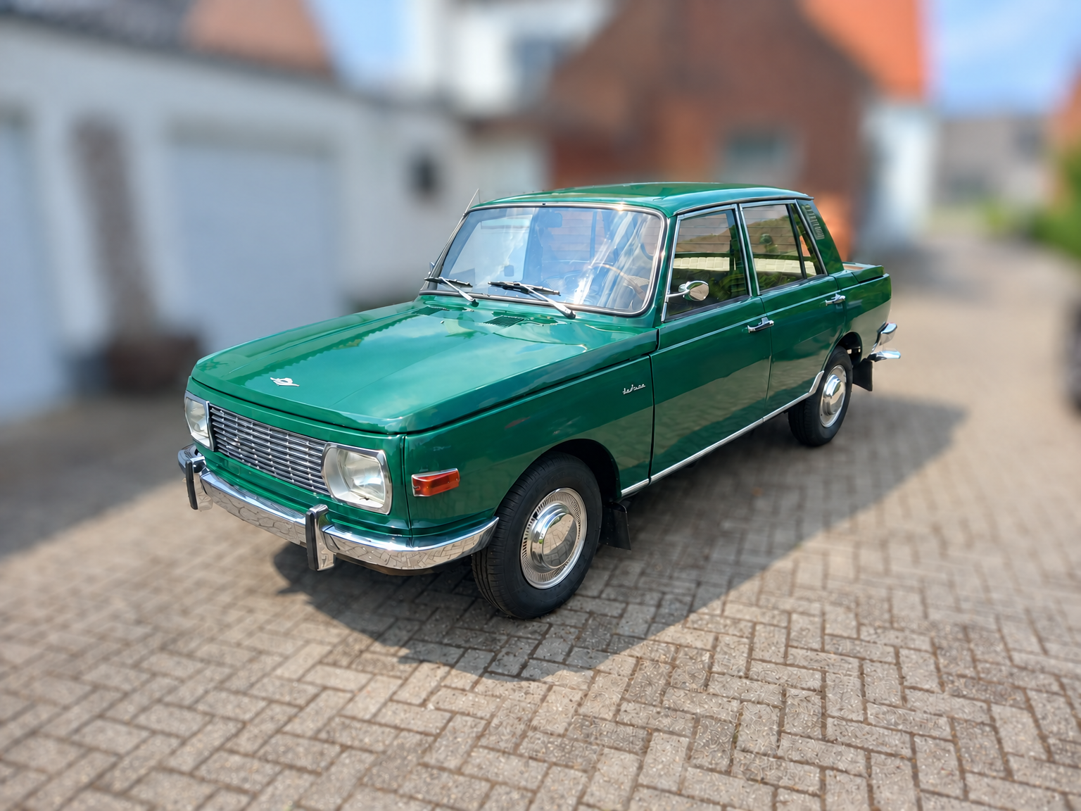 Wartburg 353 De Luxe in donkergroen, scherp op de voorgrond met vervaagde achtergrond