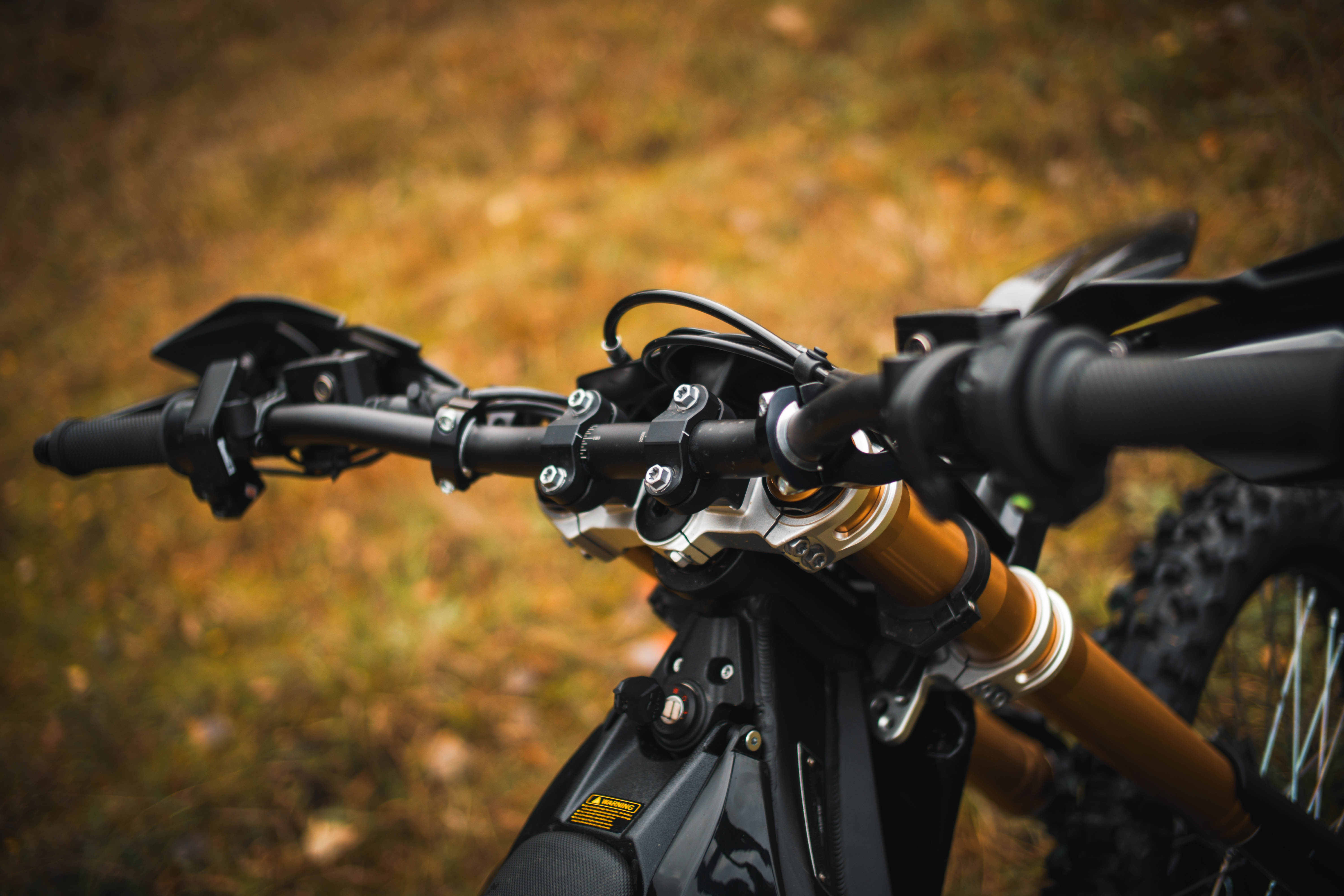 Pohled na řídítka a vidlici