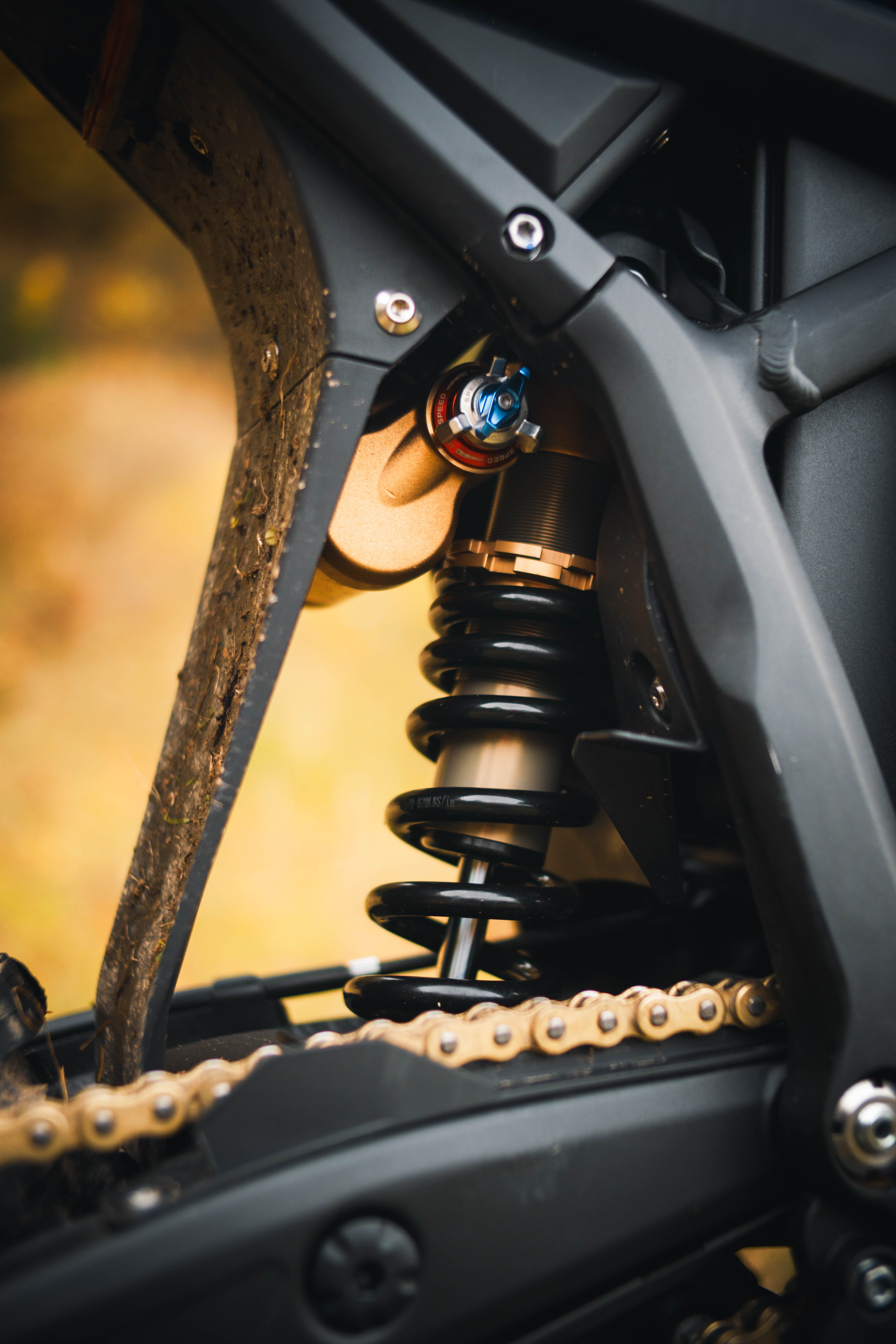 Nastavitelný zadní tlumič