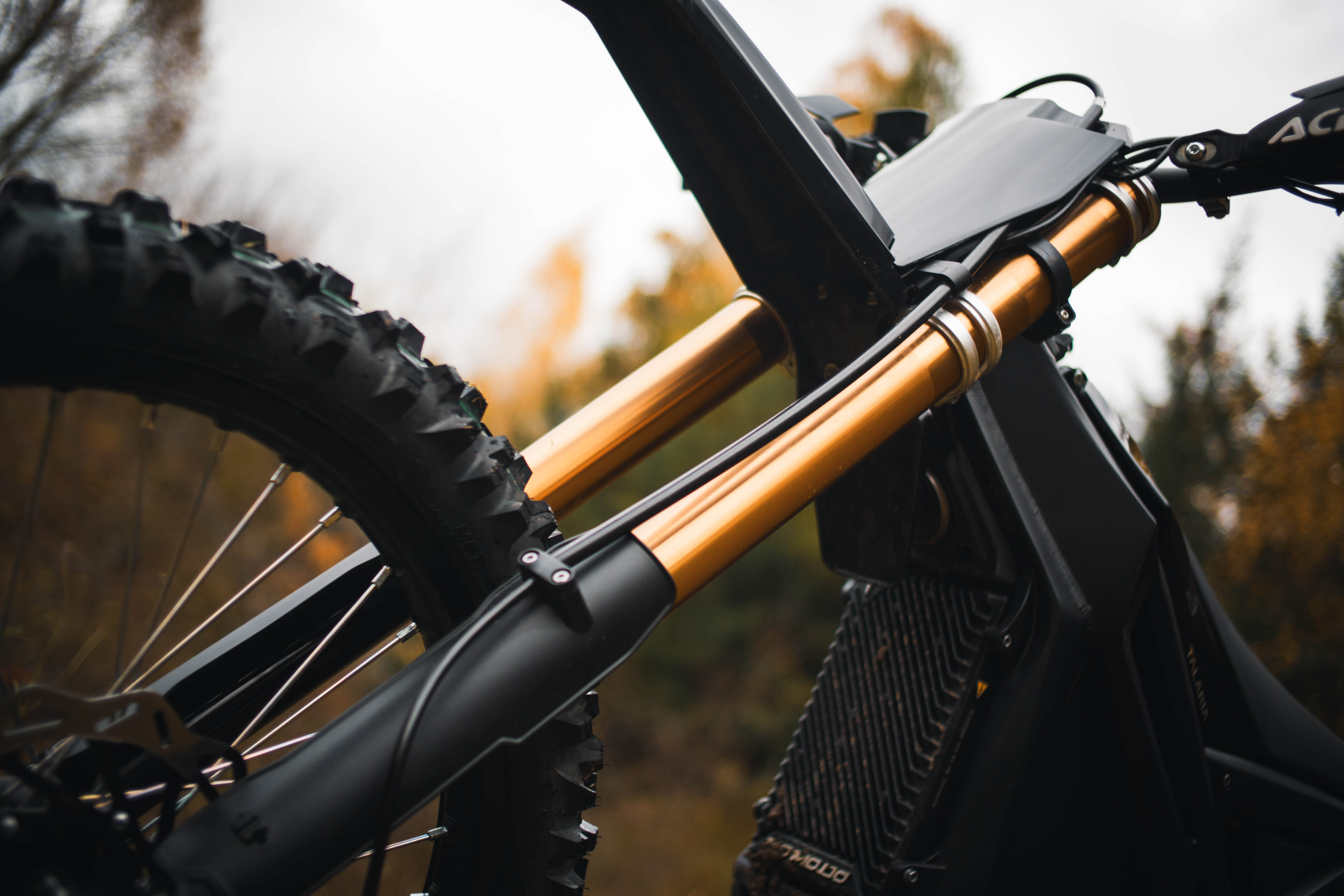 Přední vidlice - 43mm dvoukomorová vzduchová