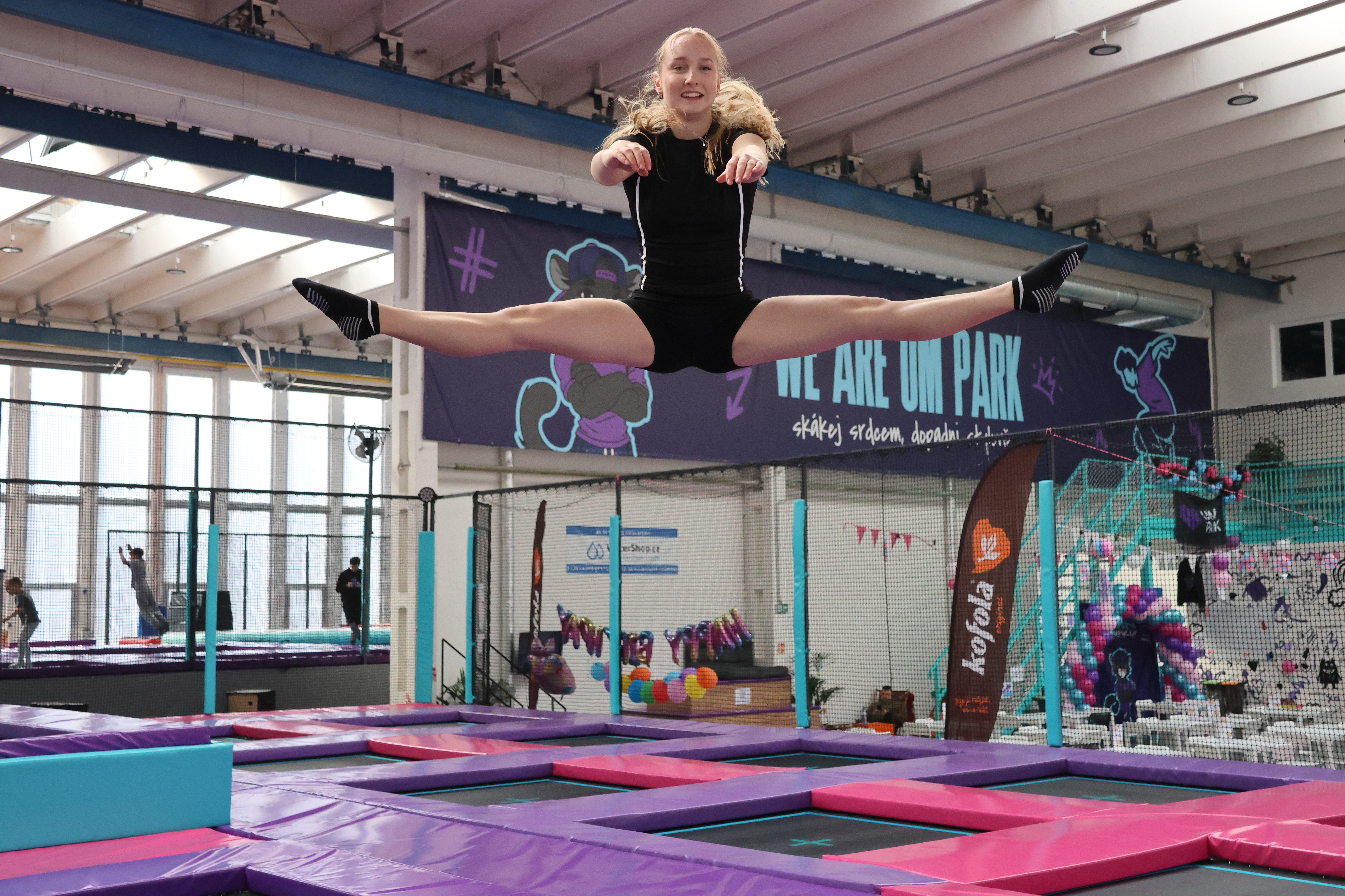 Sportovci trénují akrobacii a trampolíny v UMPARK Ostrava – výkonnostní kroužky a tréninky