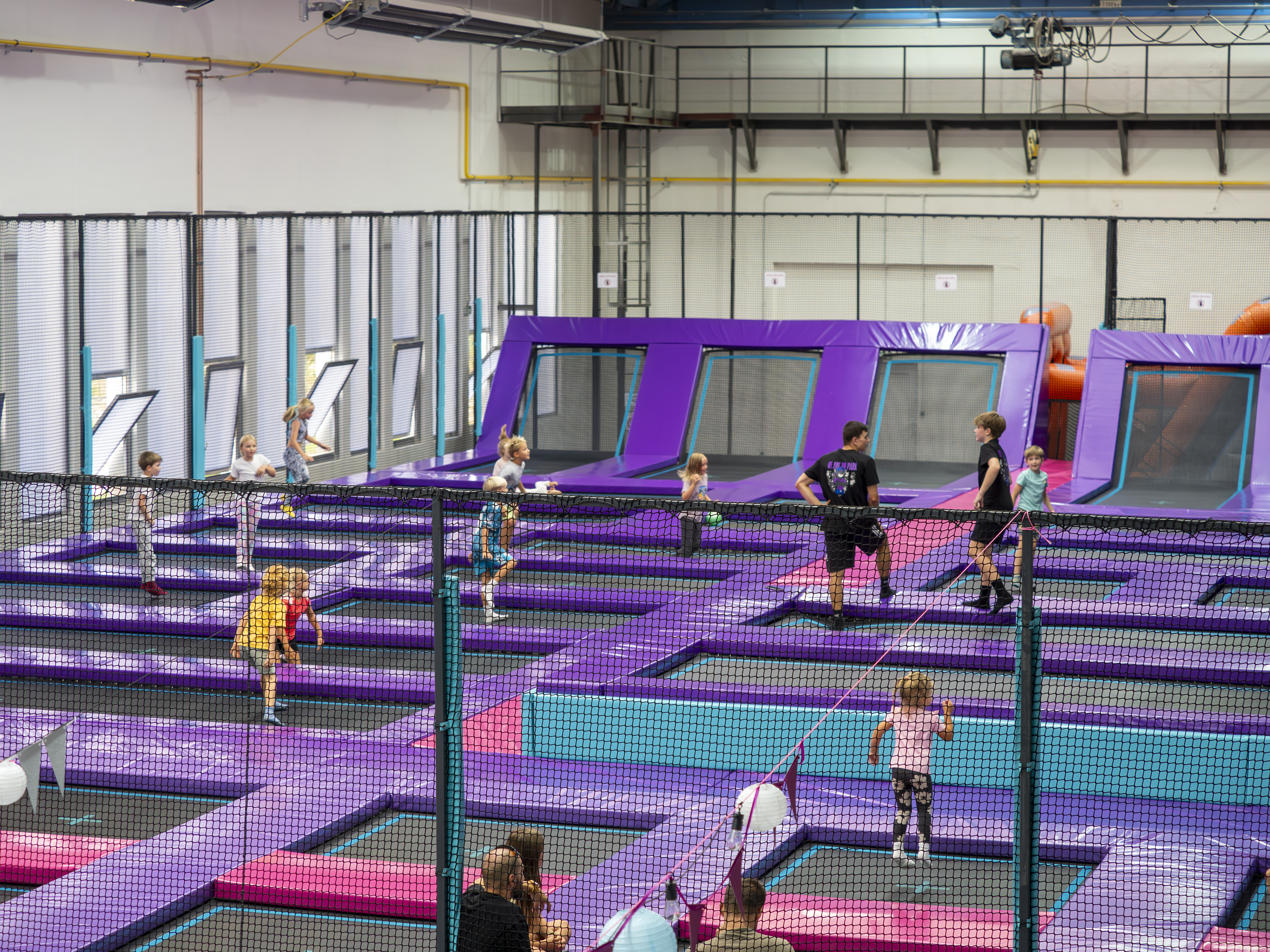 Děti skákají na trampolínách v UMPARK Ostrava – zábava pro děti od 4 let