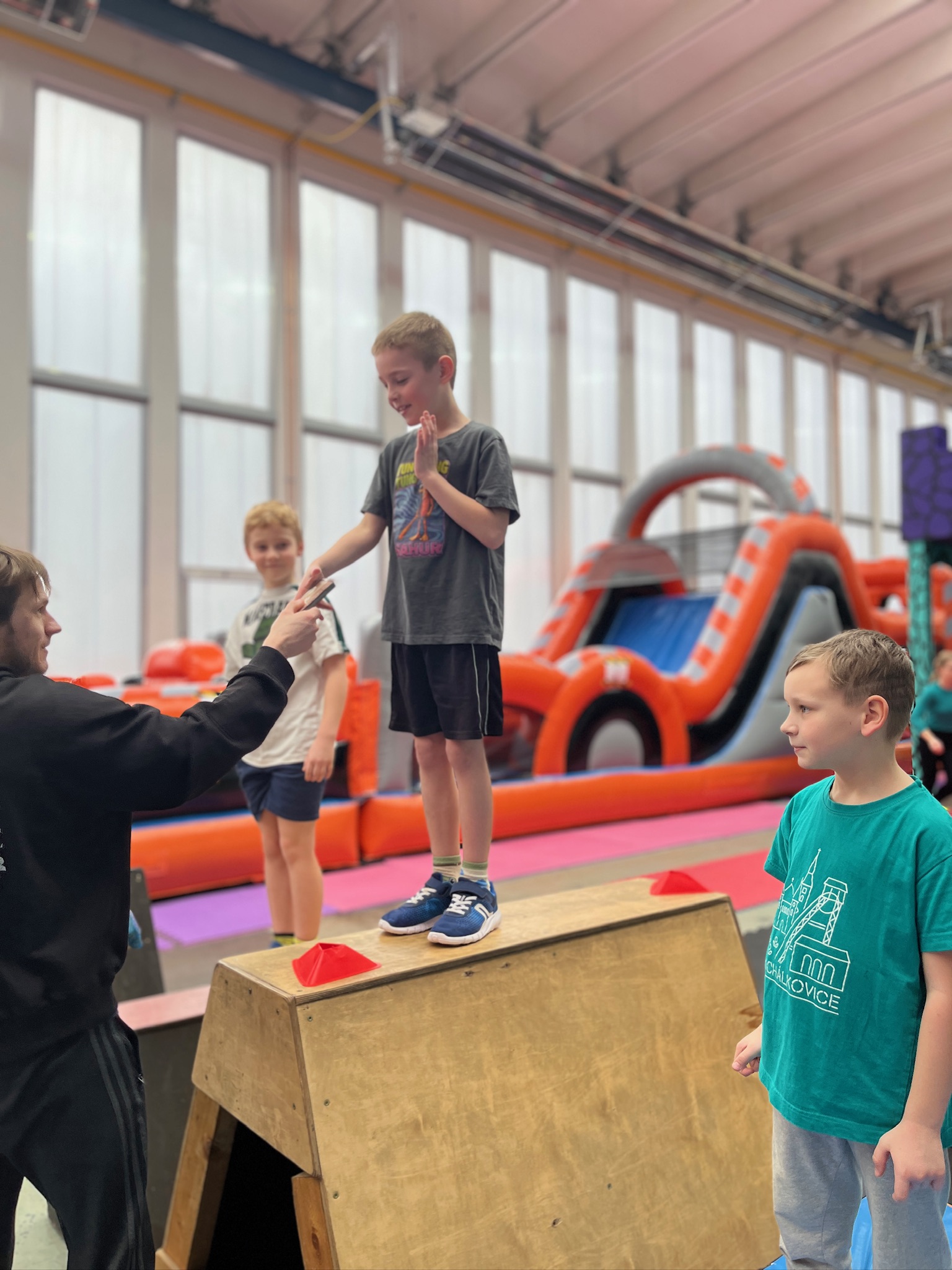 Parkour trénink – skok přes bednu s instruktorem