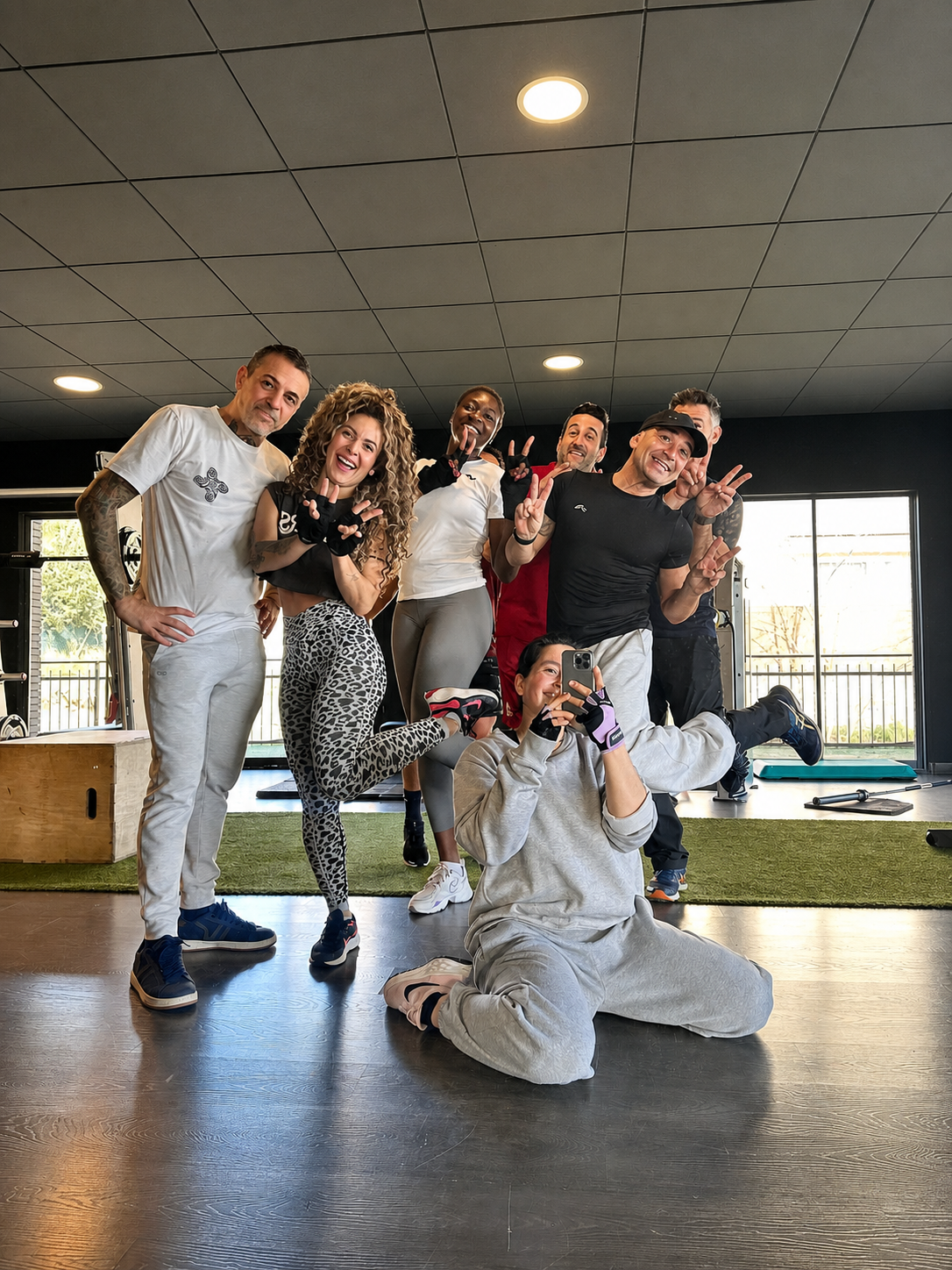 Grup d'usuaris entrenant junts al gimnàs City Sports