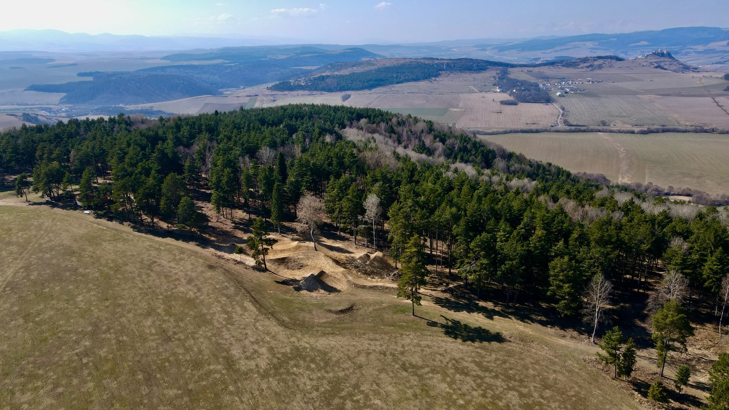 MTB rider na traili v Žehre