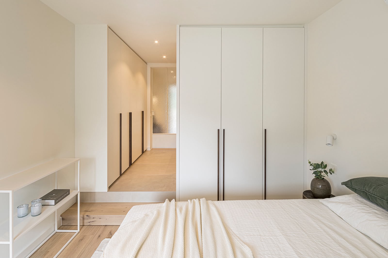 Slaapkamer met witte maatwerkkasten, project in Westmalle