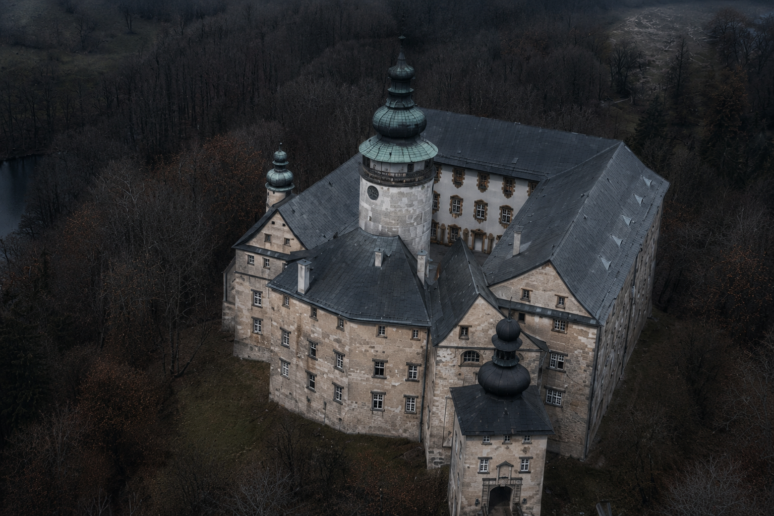 Vstup do příběhu — vizuál ke knize Pět minut u pisoárů